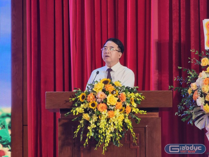 Phó Chủ tịch Uỷ ban nhân dân thành phố Hải Phòng Lê Khắc Nam ghi nhận, biểu dương ngành giáo dục quận Hồng Bàng đã hoàn thành xuất sắc nhiệm vụ được giao trong bối cảnh đại dịch Covid-19 (Ảnh: Phạm Linh)