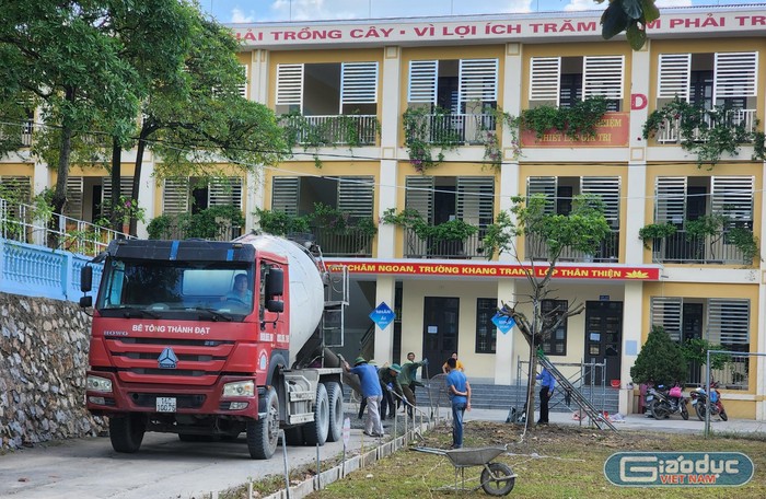 Trường Tiểu học Phương Đông B, thành phố Uông Bí gấp rút đổ bê tông đường đi, chỉnh trang khuôn viên trường chuẩn bị cho năm học mới (Ảnh: Phạm Linh)