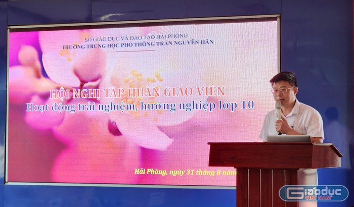 Thầy Nguyễn Minh Quý – Hiệu trưởng Trường Trung học phổ thông Trần Nguyên Hãn phát biểu khai mạc hội nghị (Ảnh: Phạm Linh)