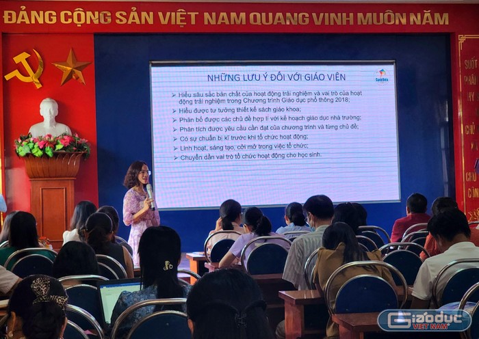 Cán bộ, giáo viên lắng nghe những lưu ý khi xây dựng kế hoạch giáo dục hoạt động trải nghiệm, hướng nghiệp lớp 10 (Ảnh: Phạm Linh)