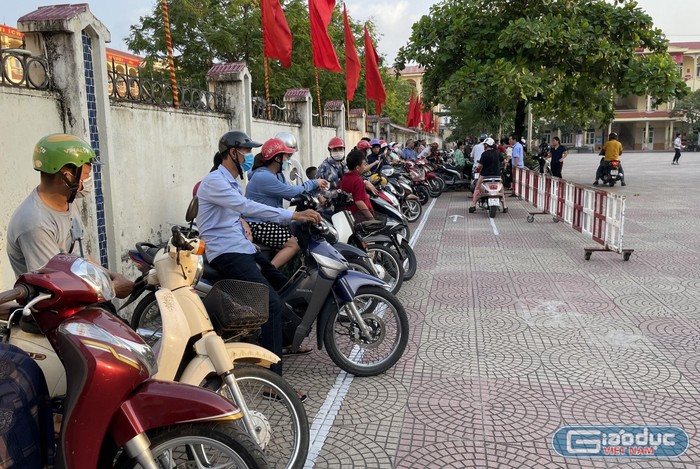 Phụ huynh xếp hàng ngay ngắn tại khu vực cổng Trường Trung học cơ sở Đà Nẵng (Ảnh: Phạm Linh)