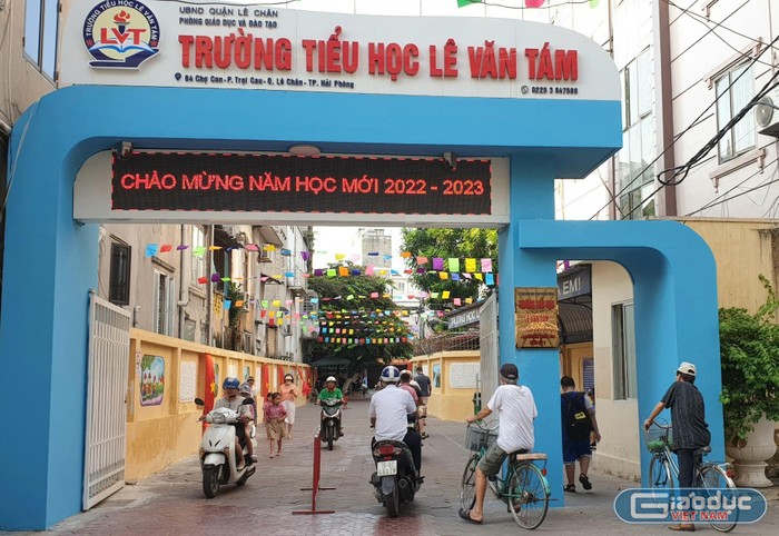 Trường Tiểu học Lê Văn Tám quy định phụ huynh đưa đón con trong khu vực sân trường để tránh ùn tắc do trường nằm gần chợ (Ảnh: Phạm Linh)