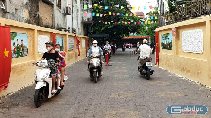 Nhà trường giãn cách giờ đón mỗi khối cách nhau 10 phút nên phụ huynh không gặp khó khăn khi di chuyển trong sân trường (Ảnh: Phạm Linh)