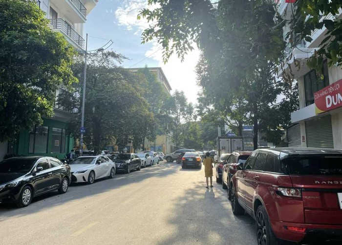 Mật độ giao thông cao cùng với việc phụ huynh đỗ xe khiến lòng đường bị thu hẹp dẫn đến tình trạng ùn tắc giao thông tại khu vực cổng Trường Tiểu học - Trung học cơ sở - Trung học phổ thông Văn Lang, thành phố Hạ Long, Quảng Ninh (Ảnh: CTV)