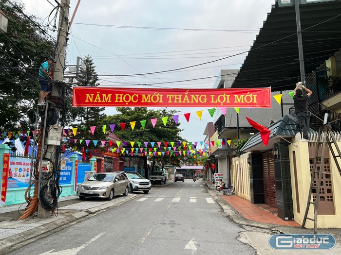 Trường Tiểu học Yên Thanh (thành phố Uông Bí, Quảng Ninh) nằm trên trục đường giao giữa hai quốc lộ. (Ảnh: Phạm Linh)