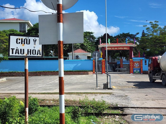 Trước cổng Trường Tiểu học Phương Đông B có đường ray tàu hoả chạy ngang qua. (Ảnh: Phạm Linh)