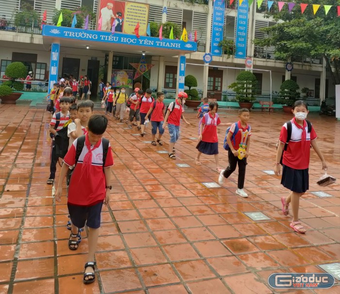 Học sinh Trường Tiểu học Yên Thanh xếp hàng di chuyển ra khu vực cổng trường khi tan học. (Ảnh: Phạm Linh)