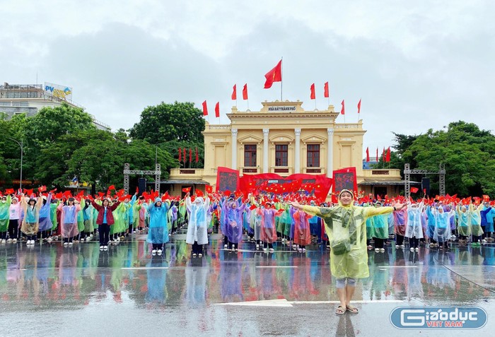 Biên đạo cùng 500 học sinh &quot;đội mưa&quot; để tham gia tổng duyệt chuẩn bị cho chung kết Đường lên đỉnh Olympia (Ảnh: Đình Huy)