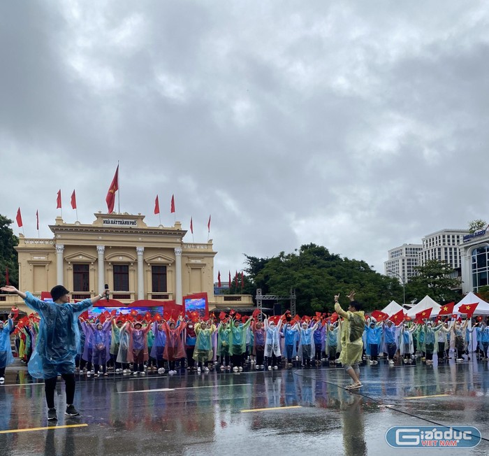 Dù vừa mệt, vừa rét nhưng học sinh vẫn hào hứng tập luyện (Ảnh: Đình Huy)