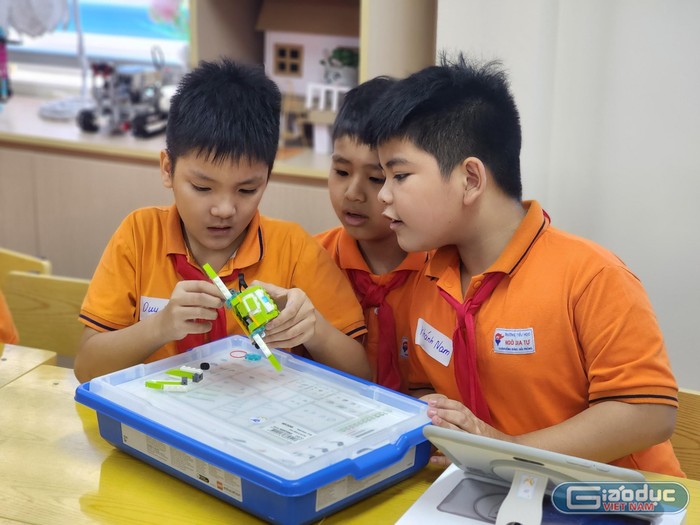 Tại phòng học STEM Robot Lego education, học sinh được học lắp robot và tham gia thi xem sản phẩm của đội nào về đích nhanh nhất (Ảnh: Phạm Linh)