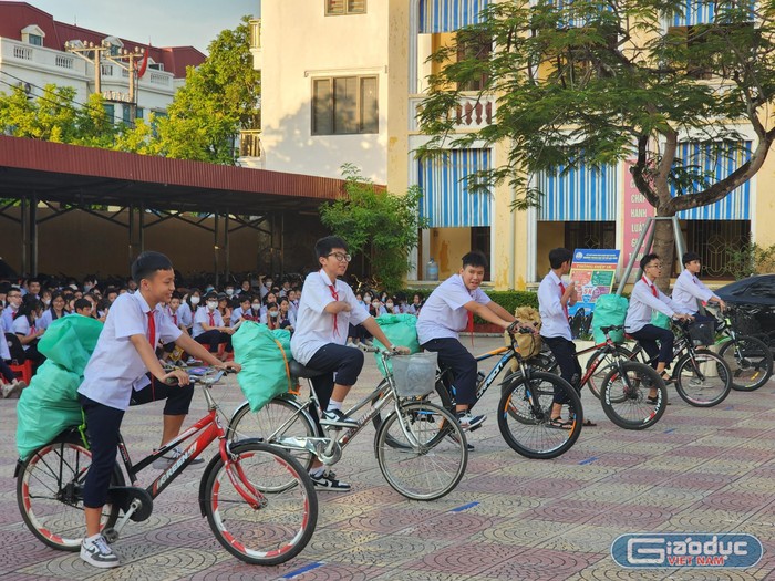 Học sinh chở rác thải tham gia phần thi đi xe chậm (Ảnh: Phạm Linh)