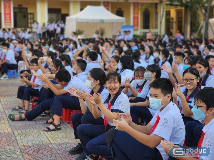Học sinh Trường Trung học cơ sở Lạc Viên hào hứng tham gia buổi sinh hoạt chủ đề với thông điệp bảo vệ môi trường (Ảnh: Phạm Linh)