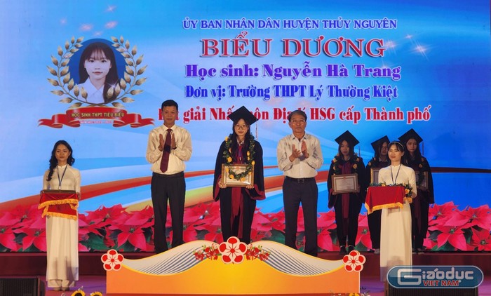 Ông Nguyễn Thành Lung, Chủ tịch Hội đồng nhân dân huyện cùng Trung tướng Trần Bá Thiều -Nguyên Tổng cục trưởng - Tổng cục chính trị, Bộ Công An biểu dương học sinh trung học phổ thông tiêu biểu (Ảnh: Phạm Linh)