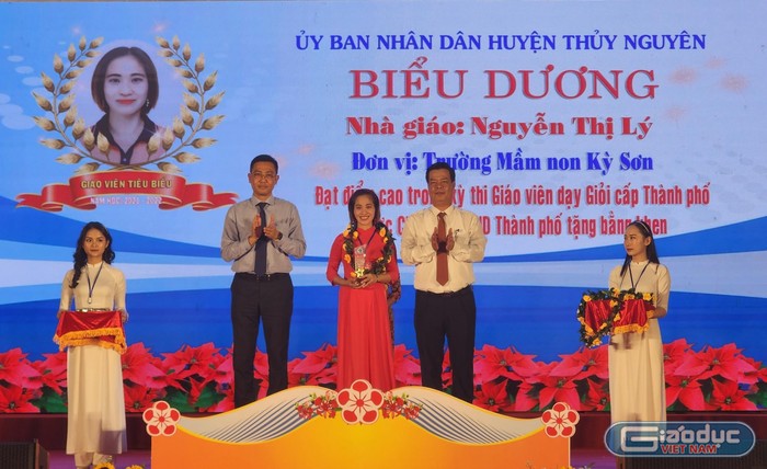 Ông Bùi Văn Kiệm - Giám đốc Sở Giáo dục và Đào tạo Hải Phòng ông Phạm Văn Thép - thành ủy viên, Bí thư huyện ủy Huyện Thuỷ Nguyên biểu dương giáo viên hoàn thành xuất sắc nhiệm vụ (Ảnh: Phạm Linh)