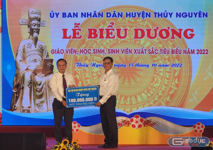 Huyện Thuỷ Nguyên tiếp nhận tài trợ của các nhà hảo tâm trong phong trào khuyến học, khuyến tài (Ảnh: Phạm Linh)