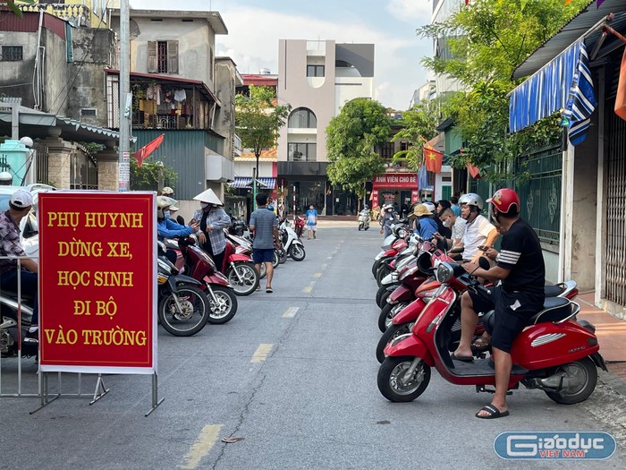 Phụ huynh xếp hàng đón con tại Trường Tiểu học Yên Thanh (Ảnh: Phạm Linh)