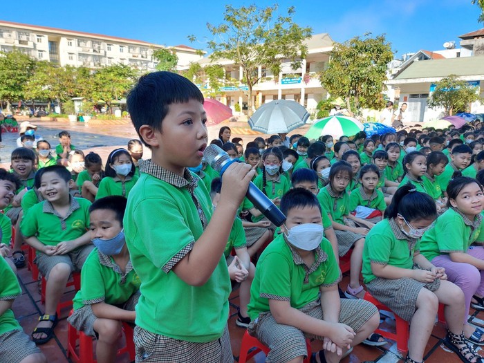 Học sinh Trường Tiểu học Trưng Vương trả lời câu hỏi về an toàn giao thông (Ảnh: CTV)