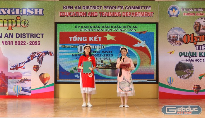 Học sinh thể hiện kỹ năng dẫn chương trình song ngữ tại Olympic tiếng Anh (Ảnh: Phạm Linh)