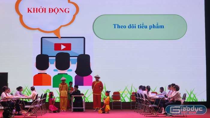 Học sinh đóng tiểu phẩm trong phần khởi động của tiết học. (Ảnh: Phạm Linh)