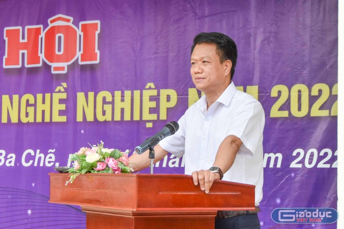 Ông Vũ Quang Trực - Phó Giám đốc Sở Lao động - Thương binh và Xã hội Quảng Ninh phát biểu tại ngày hội tư vấn tuyển sinh (Ảnh: Phạm Linh)