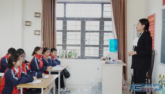 Cô giáo Trần Thị Hường trong giờ dạy tại lớp trung cấp nghề Hướng dẫn du lịch, Trường Cao đẳng Việt - Hàn Quảng Ninh. (Ảnh: Phạm Linh)