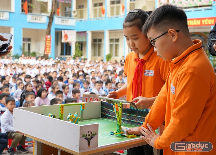 Học sinh tham gia thi STEM - Robotics &quot;Đá bóng&quot;. (Ảnh: Phạm Linh)