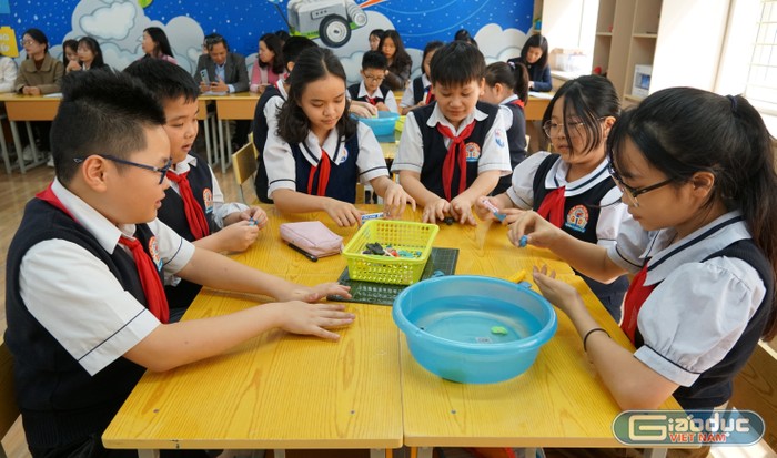 Học sinh chế tạo tạo thuyền nan bằng vật dụng đất nặn, tăm, giấy màu trong giờ học. (Ảnh: Phạm Linh)