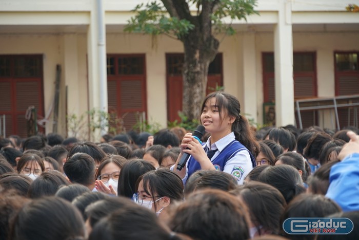 Học sinh hào hứng trả lời câu hỏi liên quan đến công tác phòng cháy, chữa cháy (Ảnh: Phạm Linh)