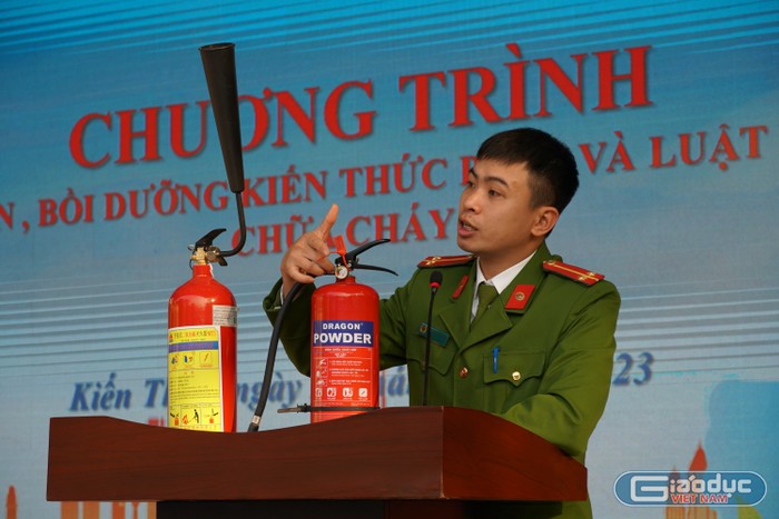 Trung uý Phạm Minh Tân – Cán bộ Phòng Cảnh sát PCCC – CNCH, Công an huyện Kiến Thuỵ trang bị kiến thức về phòng cháy, chữa cháy cho học sinh và giáo viên nhà trường (Ảnh: Phạm Linh)