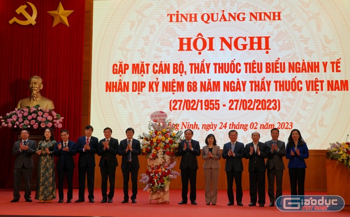 Lãnh đạo tỉnh Quảng Ninh tặng hoa chúc mừng Ngày Thầy thuốc Việt Nam 27/2 (Ảnh: Phạm Linh)