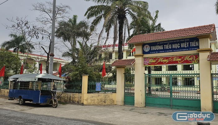 Xe tự chế đỗ chờ tại cổng Trường Tiểu học Việt Tiến. (Ảnh: Phạm Linh)