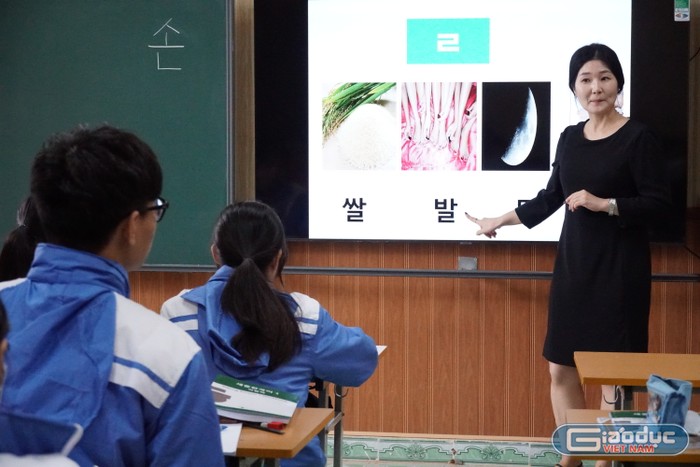 Học sinh hào hứng và kỳ vọng môn tiếng Hàn sẽ mang lại nhiều cơ hội nghề nghiệp hơn sau khi tốt nghiệp (Ảnh: Phạm Linh)