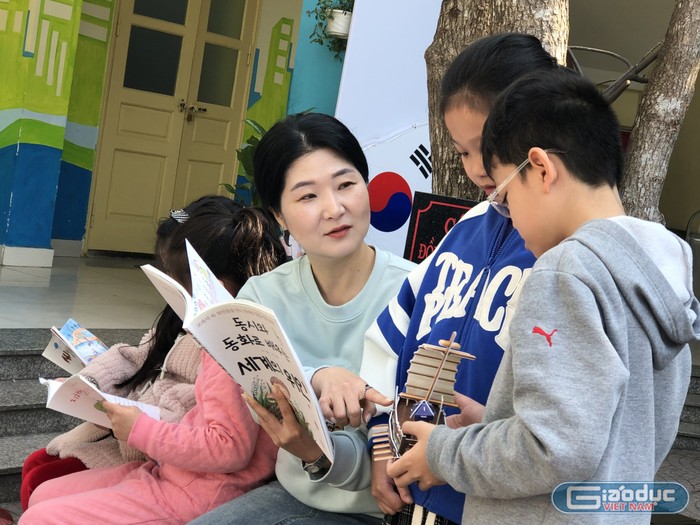 Học sinh Trường Tiểu học Nguyễn Văn Tố làm quen với tiếng Hàn cùng giáo viên người bản địa (Ảnh: Phạm Linh)