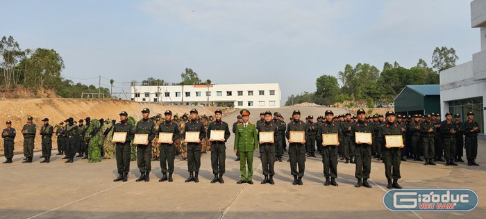 Các chiến sĩ đạt thành tích xuất sắc sau khoá huấn luyện được biểu dương tại lễ bế giảng (Ảnh: Phạm Linh)