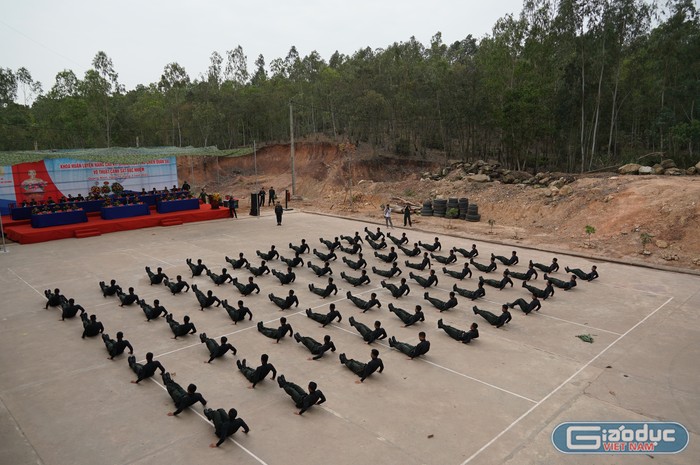 Đều đặn mỗi ngày, dù trời nắng nóng hay có lúc nhiệt độ xuống dưới 10 độ C, các chiến sĩ trẻ vẫn sẽ bắt đầu huấn luyện từ 5 giờ sáng với các bài rèn luyện thể lực (Ảnh: Phạm Linh)