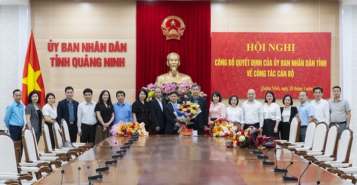 Tân Hiệu trưởng cùng tập thể lãnh đạo, cán bộ Trường Đại học Hạ Long. (Ảnh: CTV)