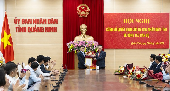 Ông Cao Tường Huy, Quyền Chủ tịch Uỷ ban nhân dân tỉnh Quảng Ninh (bên phải) trao quyết định bổ nhiệm ông Nguyễn Đức Tiệp giữ chức vụ Hiệu trưởng Trường Đại học Hạ Long. (Ảnh: CTV)