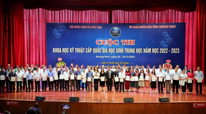 Ban chỉ đạo và ban tổ chức tặng quà lưu niệm cho các đơn vị dự thi (Ảnh: CTV)