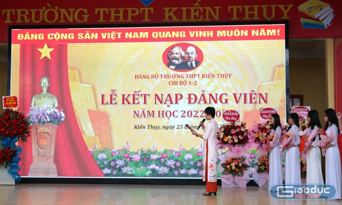 Đảng viên mới đọc lời tuyên thệ (Ảnh: Phạm Linh)