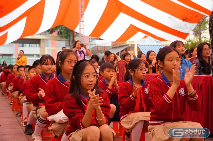 Học sinh chăm chú theo dõi các tiết mục (Ảnh: Phạm Linh)