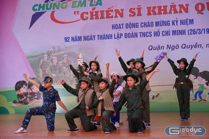 Những &quot;chiến sĩ quàng khăn đỏ&quot; của Trường Tiểu học Chu Văn An và Lê Hồng Phong (Ảnh: Phạm Linh)