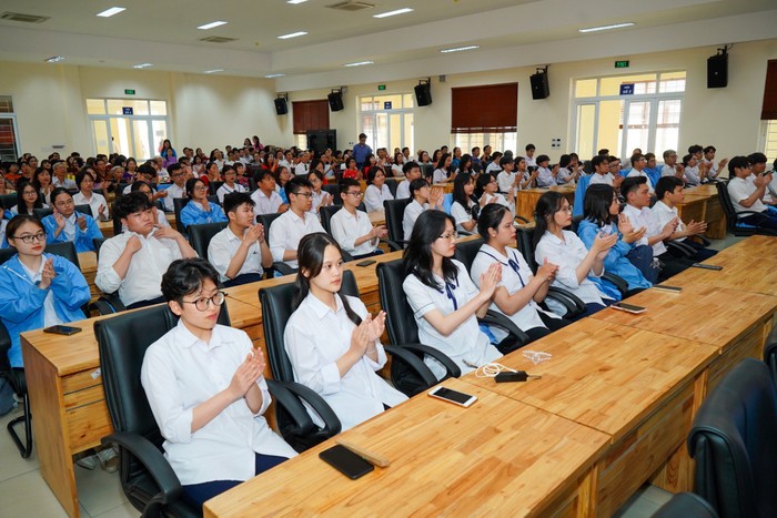 Giáo viên và học sinh xuất sắc đạt giải trong kỳ thi quốc gia tham dự lễ biểu dương (Ảnh: CTV)