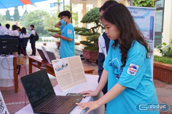 Em Hoàng Phương Linh – học sinh lớp 11B10, Trường Trung học phổ thông Trần Nguyên Hãn cùng các thành viên trong nhóm mang đến sản phẩm là trang web giúp học sinh có thể học môn Sinh học lớp 10 mọi lúc, mọi nơi (Ảnh: Phạm Linh)