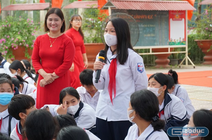 Học sinh đặt câu hỏi cho diễn giả (Ảnh: Phạm Linh)