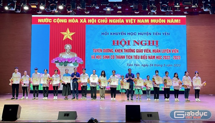 Lãnh đạo huyện trao thưởng cho học sinh có thành tích xuất sắc đạt giải cấp quốc gia (Ảnh: Phạm Linh)