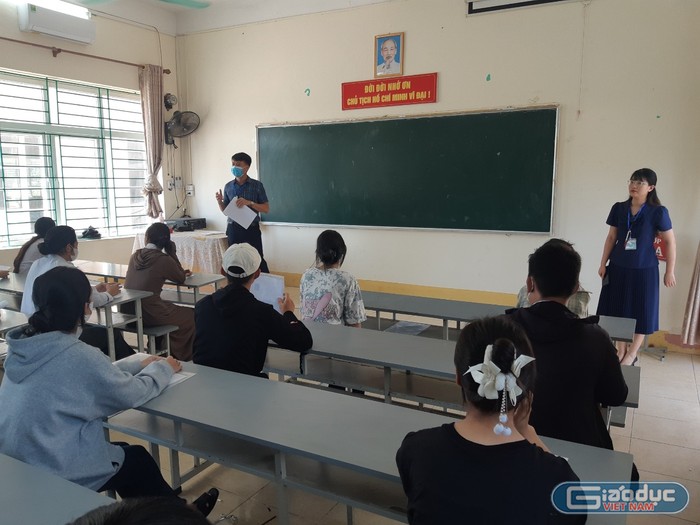 Các thí sinh nghe phổ biến quy chế thi tại điểm thi ở thành phố Móng Cái, tỉnh Quảng Ninh (Ảnh: Phạm Linh)