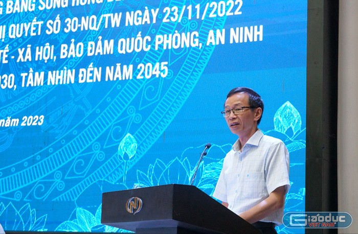 Giáo sư, Tiến sĩ Nguyễn Văn Minh chỉ ra những thách thức và đề xuất giải pháp góp phần phát triển toàn diện giáo dục vùng đồng bằng sông Hồng trong giai đoạn tới (Ảnh: Phạm Linh)