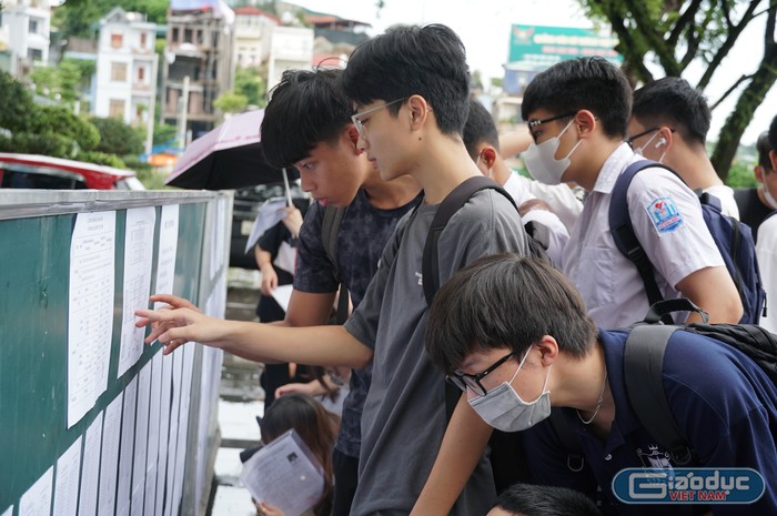 Các thí sinh kiểm tra lại số báo danh và phòng thi tại điểm thi Trường Trung học phổ thông Hòn Gai (Ảnh: Phạm Linh)
