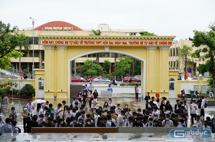 Các thí sinh đến điểm thi Trường Trung học phổ thông Hòn Gai làm thủ tục đăng ký dự thi (Ảnh: Phạm Linh)