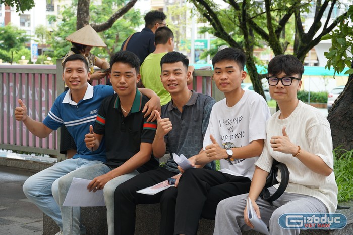 Đa số thí sinh tại điểm thi Trường Trung học phổ thông Hòn Gai trong trạng thái phấn khởi chuẩn bị bước vào kỳ thi tốt nghiệp (Ảnh: Phạm Linh)